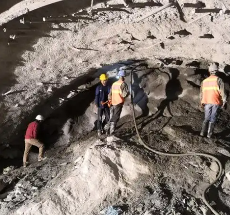 达坂城拱顶带模注浆料的施工流程及注意事项